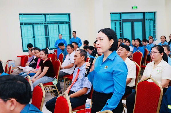 Người lao động n&ecirc;u &yacute; kiến tại hội nghị