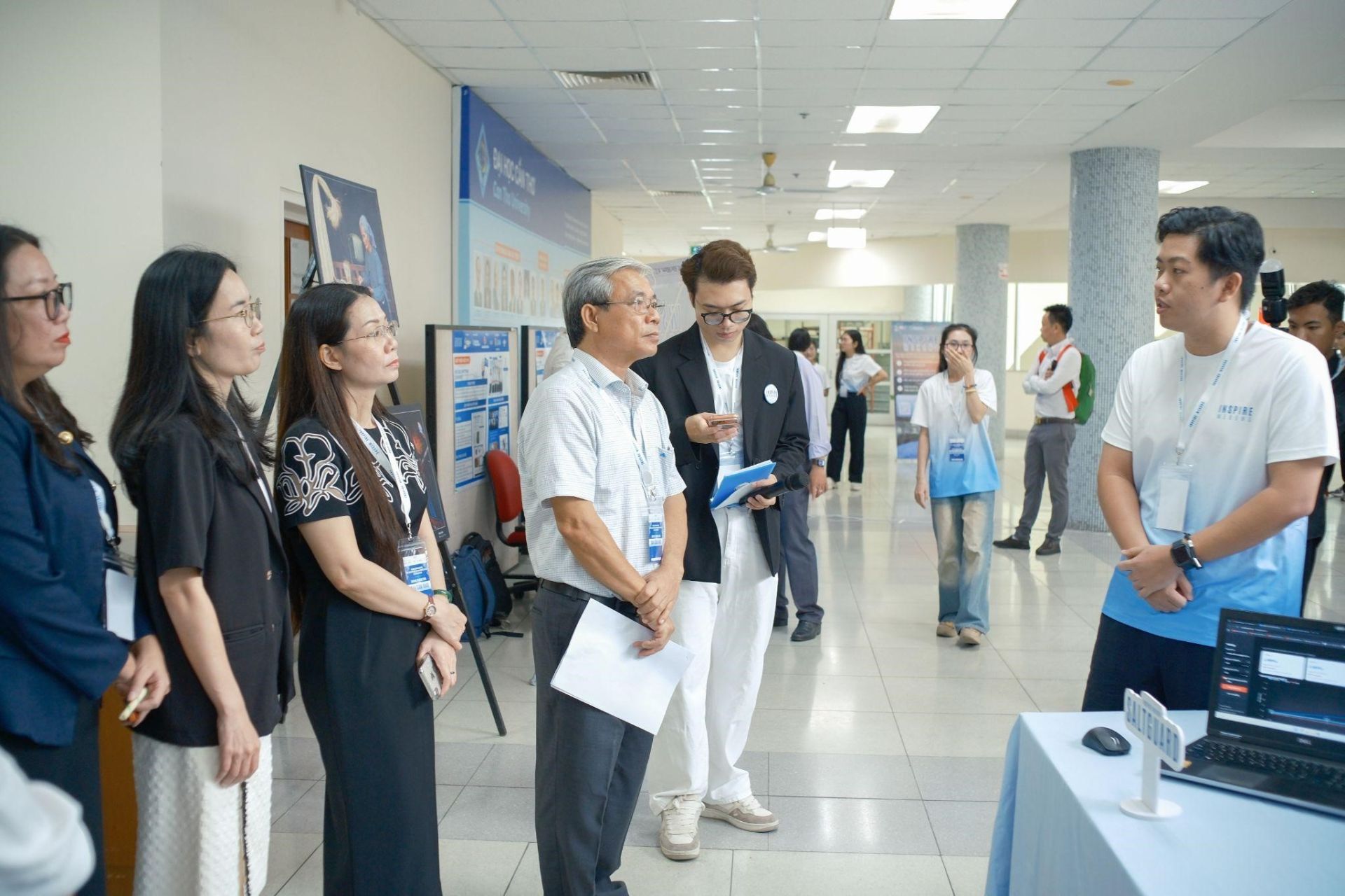 Các đội thi trình bày tại Demo Day INSPIRE Mekong 2026 Các đội thi trình bày tại Demo Day INSPIRE Mekong 2026