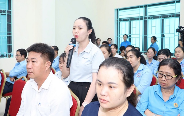 Người lao động n&ecirc;u &yacute; kiến tại hội nghị