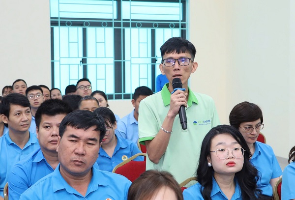 Người lao động n&ecirc;u &yacute; kiến tại hội nghị