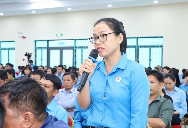 Người lao động n&ecirc;u &yacute; kiến tại hội nghị