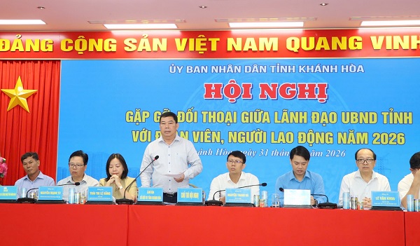 &Ocirc;ng Nguyễn Th&agrave;nh Sơn - Ph&oacute; Gi&aacute;m đốc Sở Nội vụ trả lời một số &yacute; kiến của người lao động tại hội nghị.
