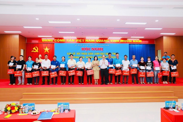 Cac vị l&atilde;nh đạo trao qu&agrave; cho người lao động