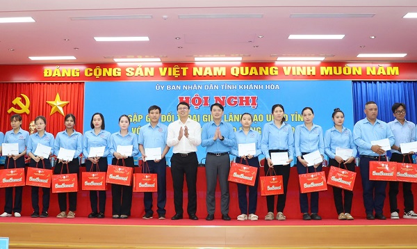 &Ocirc;ng Nguyễn Thanh H&agrave;- Ph&oacute; Chủ tịch UBND tỉnh v&agrave; &ocirc;ng B&ugrave;i Ho&agrave;i Nam - Ph&oacute; Chủ tịch Ủy ban MTTQ Việt Nam tỉnh, Chủ tịch Li&ecirc;n đo&agrave;n Lao động tỉnh trao qu&agrave; cho người lao động.