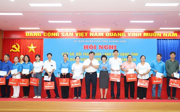 Cac vị l&atilde;nh đạo trao qu&agrave; cho người lao động