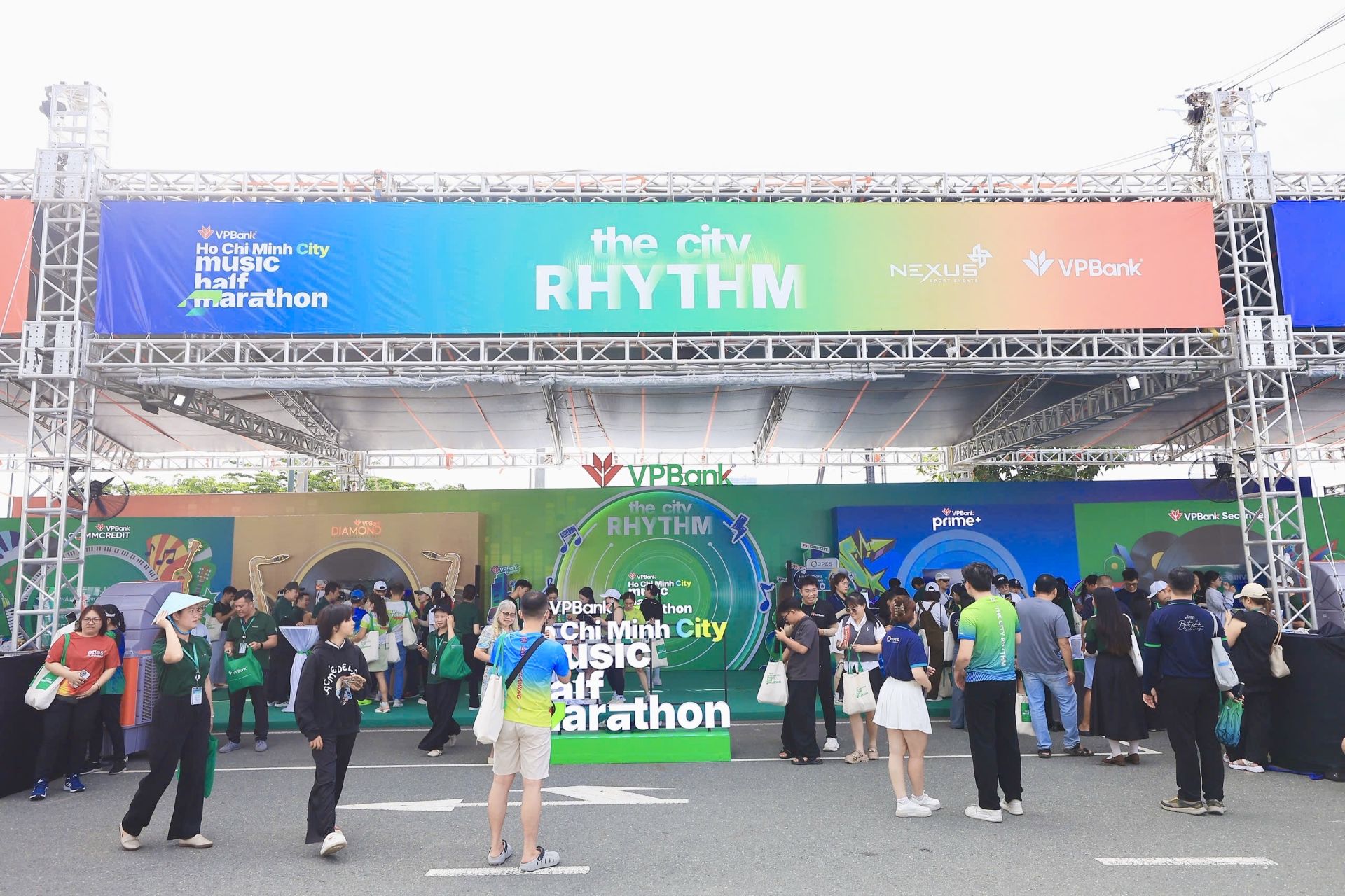 Với chủ đề “The City Rhythm” khu trải nghiệm VPBank trở thành một “Music Box” khổng lồ thu hút nhiều runner đến check-in Với chủ đề “The City Rhythm” khu trải nghiệm VPBank trở thành một “Music Box” khổng lồ thu hút nhiều runner đến check-in