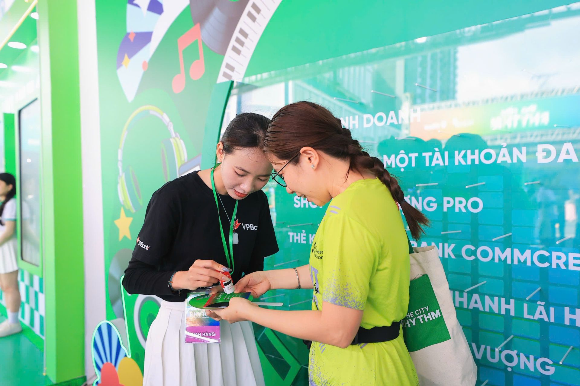 Khách hàng nhận thẻ hành trình và sẵn sàng hòa nhịp cùng những “track” nhạc của VPBank. Khách hàng nhận thẻ hành trình và sẵn sàng hòa nhịp cùng những “track” nhạc của VPBank.
