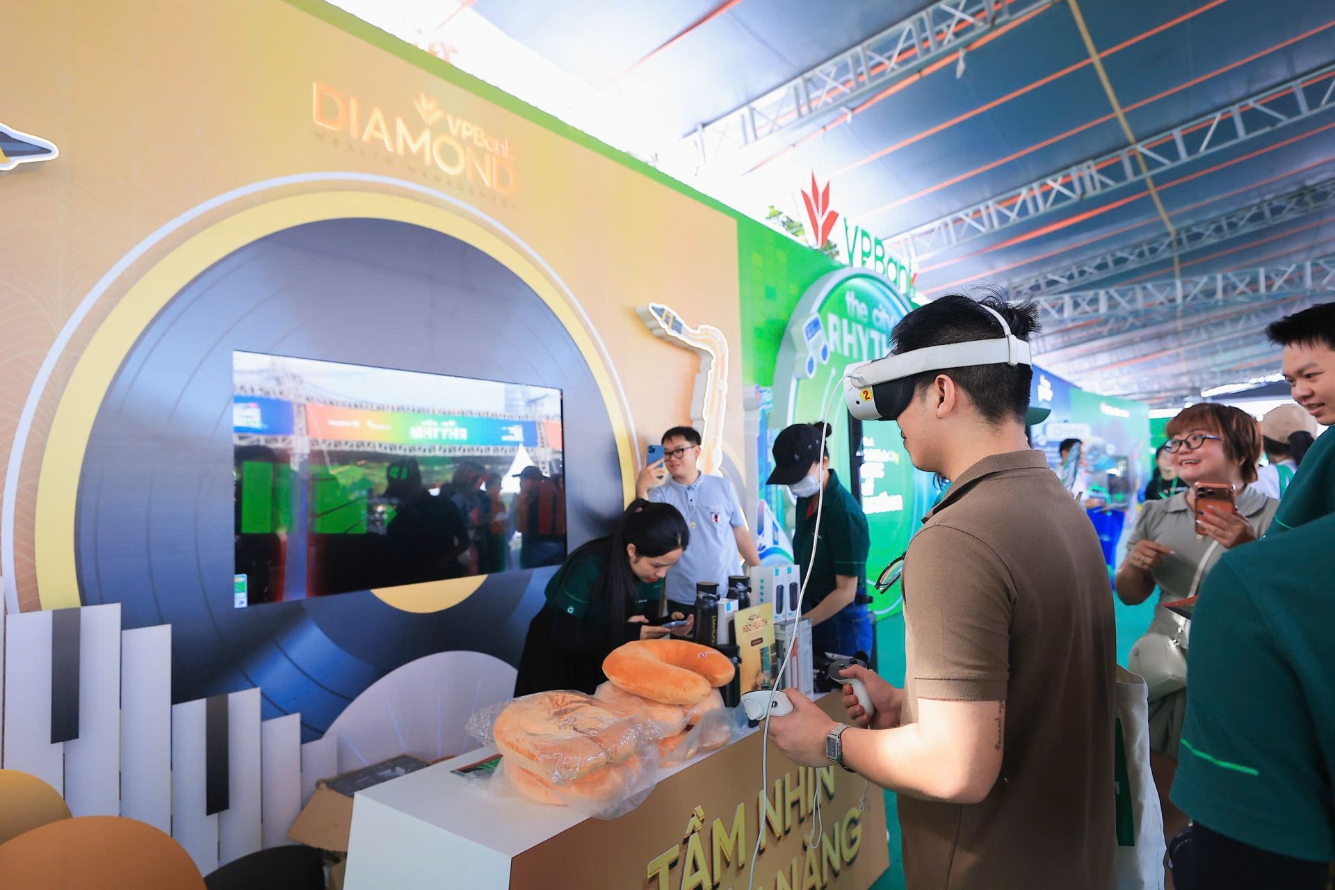Nhiều khách hàng thích thú trải nghiệm các trò chơi để nhận về quà tặng độc quyền chỉ xuất hiện tại VPBank Ho Chi Minh City Music Half Marathon 2026. Nhiều khách hàng thích thú trải nghiệm các trò chơi để nhận về quà tặng độc quyền chỉ xuất hiện tại VPBank Ho Chi Minh City Music Half Marathon 2026.