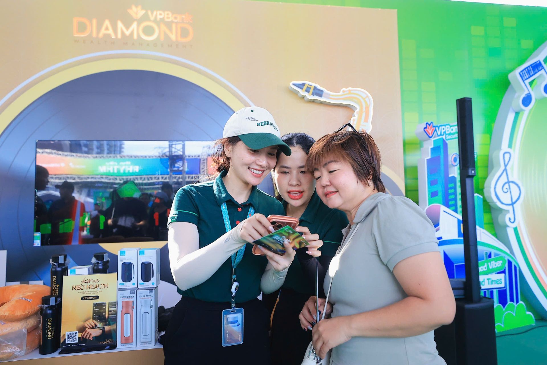 Khách hàng trải nghiệm và được tư vấn sản phẩm tại “track” nhạc VPBank Diamond Khách hàng trải nghiệm và được tư vấn sản phẩm tại “track” nhạc VPBank Diamond