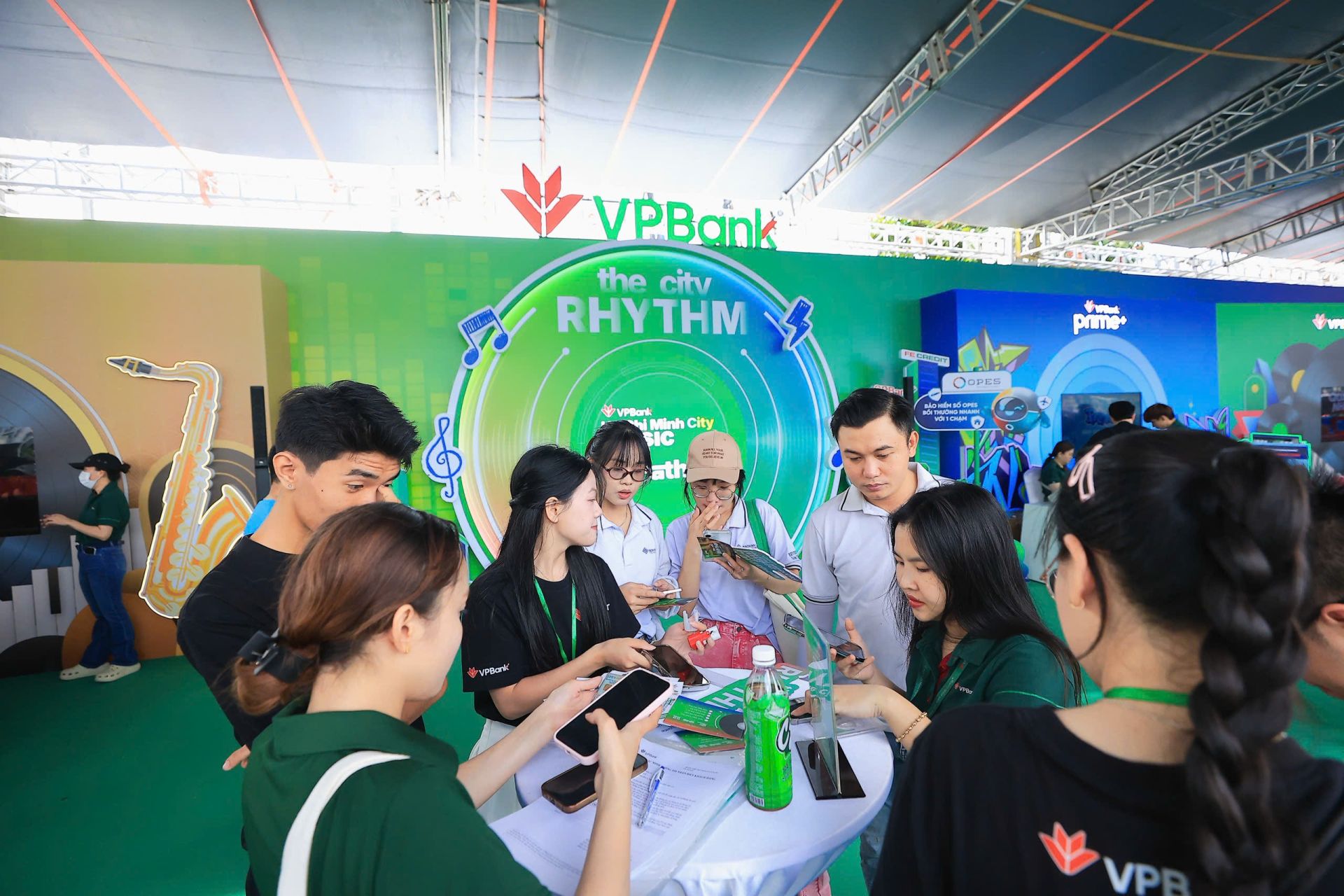 Khách hàng thích thú tại khu vực trung tâm gian hàng Khách hàng thích thú tại khu vực trung tâm gian hàng
