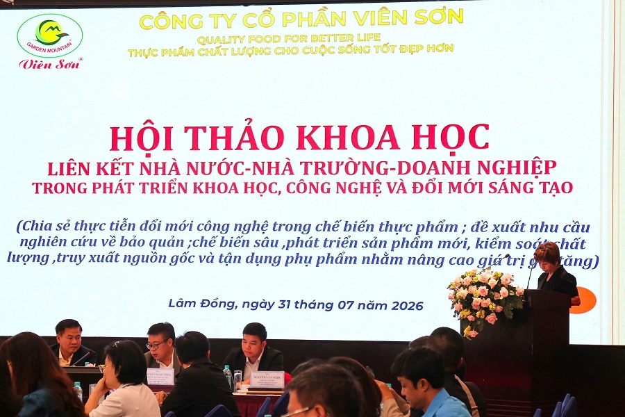 Bà Lê Thị Sửu, Phó Giám đốc Công ty Cổ phần Viên Sơn trình bày tham luận về thực tiễn đổi mới công nghệ trong chế biến thực phẩm; nhu cầu bảo quản, chế biến sâu, phát triển sản phẩm mới, kiểm soát chất lượng, truy xuất nguồn gốc và tận dụng phụ phẩm. Bà Lê Thị Sửu, Phó Giám đốc Công ty Cổ phần Viên Sơn trình bày tham luận về thực tiễn đổi mới công nghệ trong chế biến thực phẩm; nhu cầu bảo quản, chế biến sâu, phát triển sản phẩm mới, kiểm soát chất lượng, truy xuất nguồn gốc và tận dụng phụ phẩm.