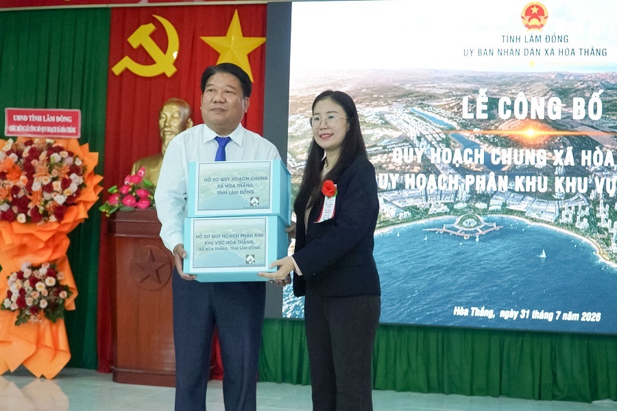 Chủ tịch UBND x&atilde; H&ograve;a Thắng Nguyễn C&ocirc;ng L&yacute; nhận hồ sơ quy hoạch từ Viện Quy hoạch X&acirc;y dựng tỉnh L&acirc;m Đồng.