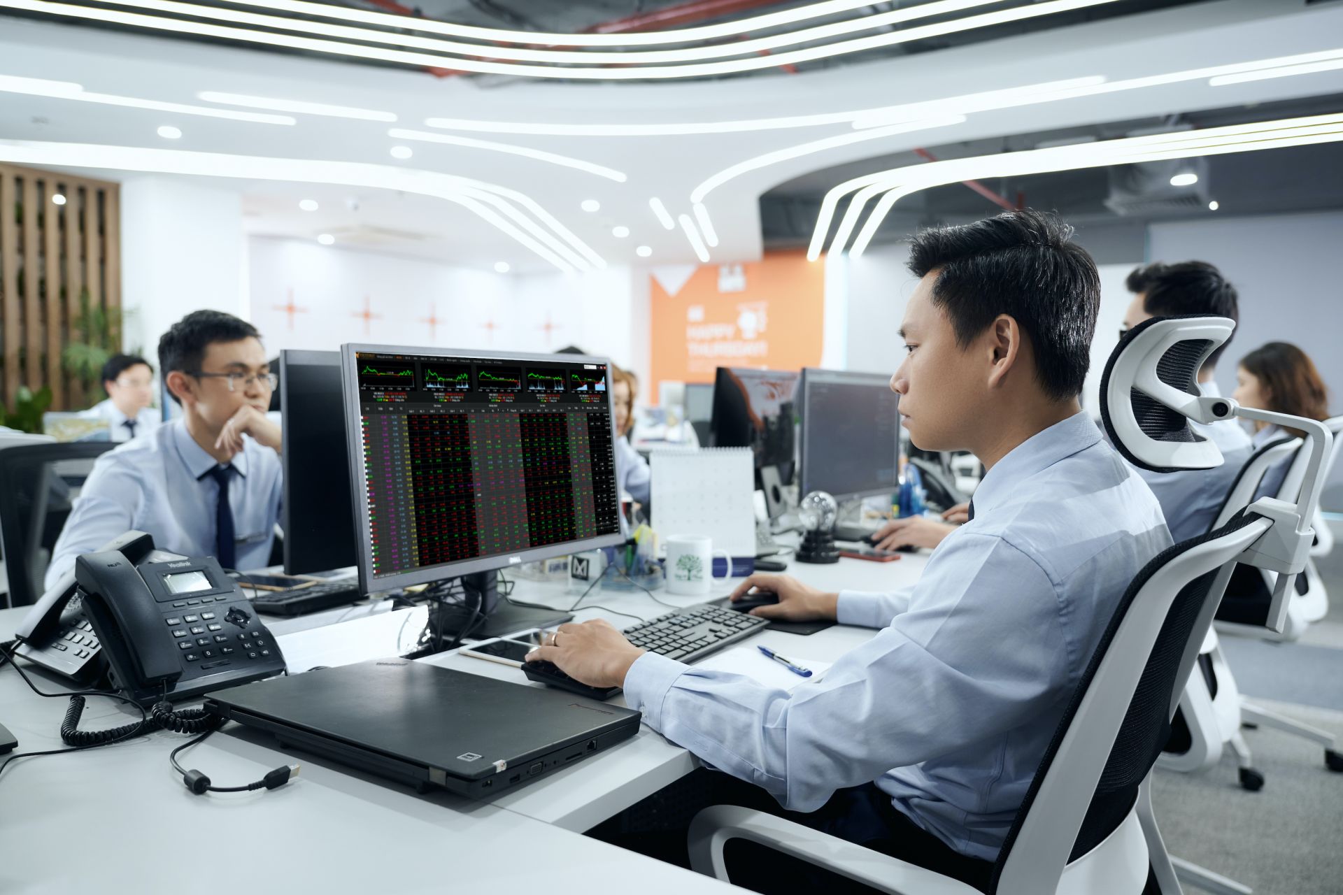 Chứng khoán VFS khuyến nghị nhà đầu tư tập trung phòng thủ duy trì tỷ trọng an toàn