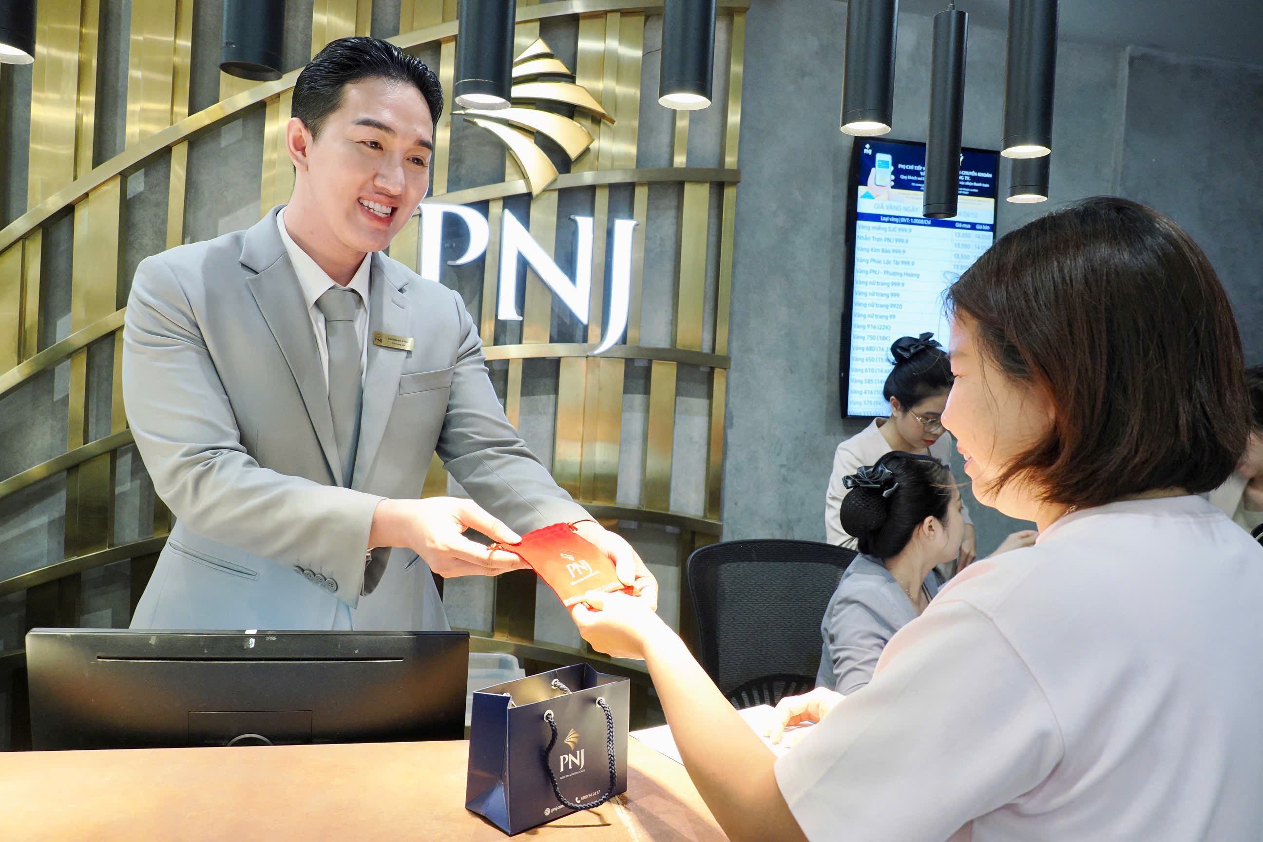 Doanh thu lũy kế 6 th&aacute;ng PNJ đạt 25.729 tỷ đồng.