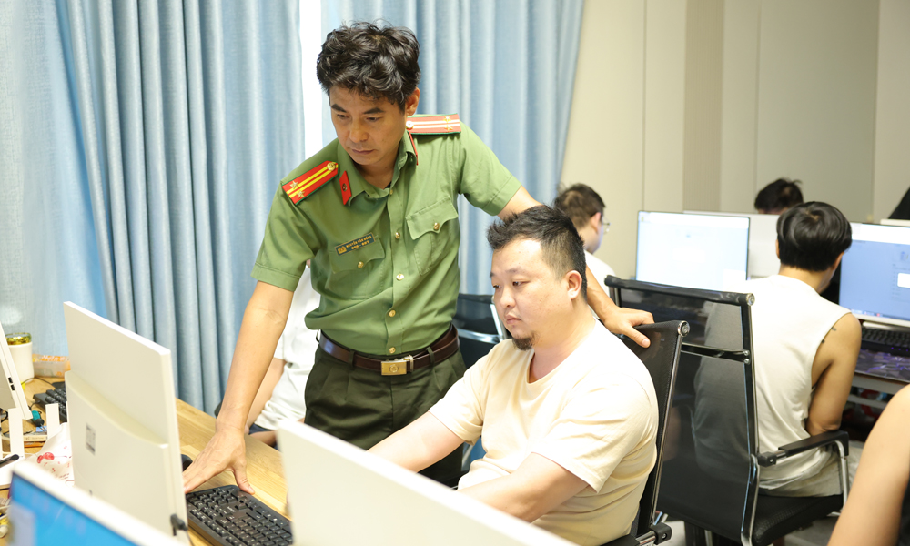 C&aacute;n bộ Ph&ograve;ng Quản l&yacute; xuất nhập cảnh kiểm tra tại số nh&agrave; CL10-5, Khu đ&ocirc; thị Him Lam