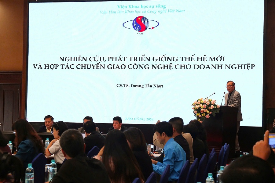 GS.TS. Dương Tấn Nhựt, Phó Viện trưởng Viện Khoa học sự sống, trình bày tham luận: “Nghiên cứu, phát triển giống thế hệ mới và hợp tác chuyển giao công nghệ cho doanh nghiệp” GS.TS. Dương Tấn Nhựt, Phó Viện trưởng Viện Khoa học sự sống, trình bày tham luận: “Nghiên cứu, phát triển giống thế hệ mới và hợp tác chuyển giao công nghệ cho doanh nghiệp”