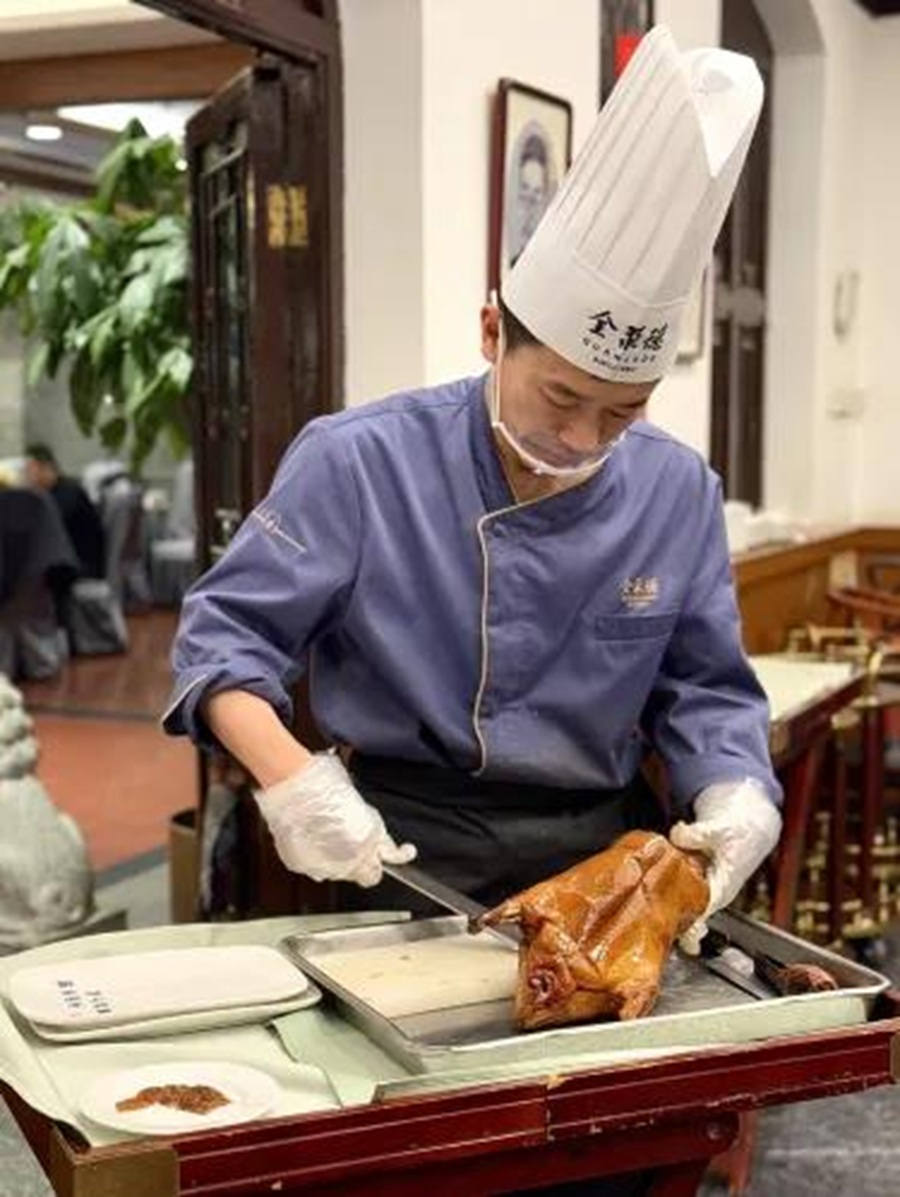 Đầu bếp thường mang nguy&ecirc;n con vịt ra trước thực kh&aacute;ch rồi trực tiếp th&aacute;i từng l&aacute;t mỏng