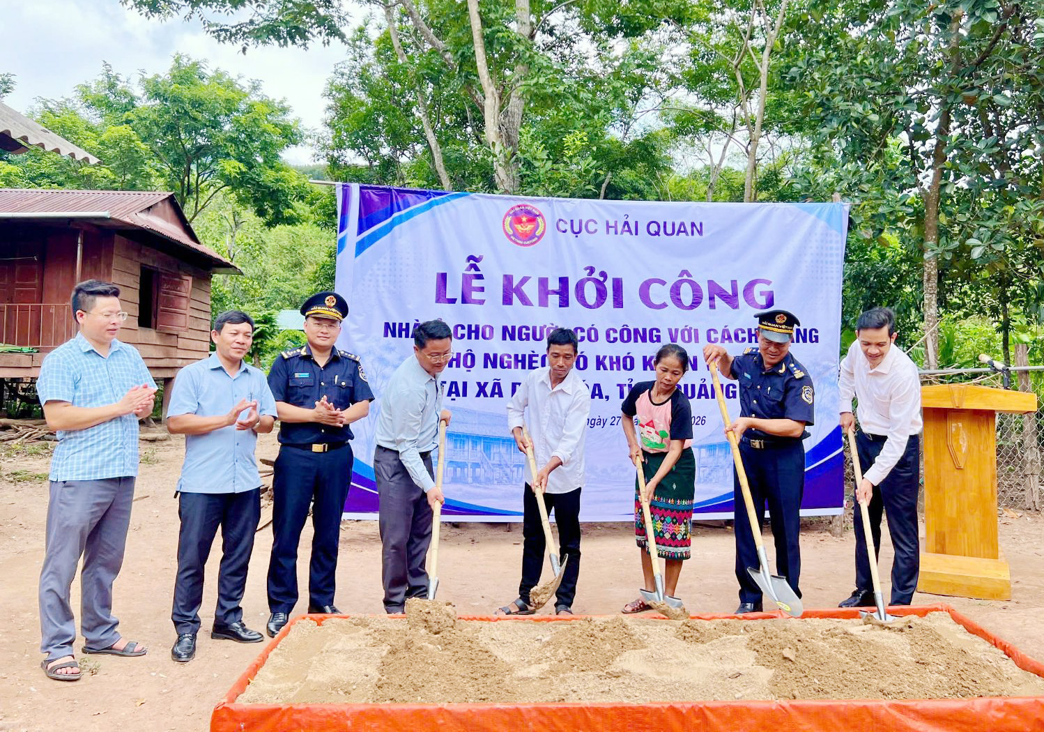 Khởi công xây dựng nhà cho người có công và hộ nghèo tại xã Dân Hóa. Khởi công xây dựng nhà cho người có công và hộ nghèo tại xã Dân Hóa.