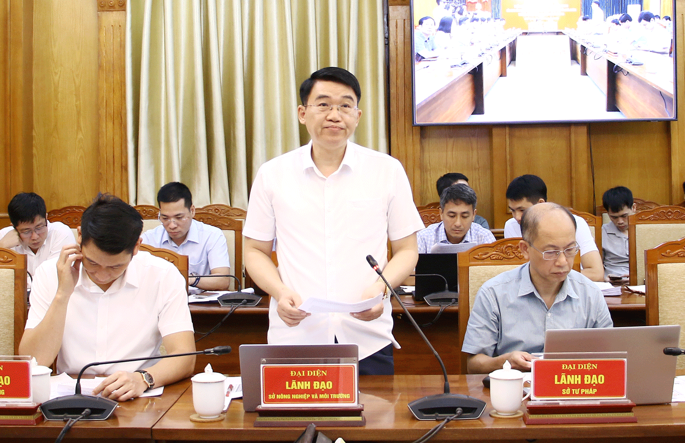 Đại diện lãnh đạo Sở Nông nghiệp và Môi trường hướng dẫn thủ tục tặng cho quyền sử dụng đất, chỉnh lý hồ sơ địa chính khi người dân tự nguyện dành đất mở rộng đường. Đại diện lãnh đạo Sở Nông nghiệp và Môi trường hướng dẫn thủ tục tặng cho quyền sử dụng đất, chỉnh lý hồ sơ địa chính khi người dân tự nguyện dành đất mở rộng đường.