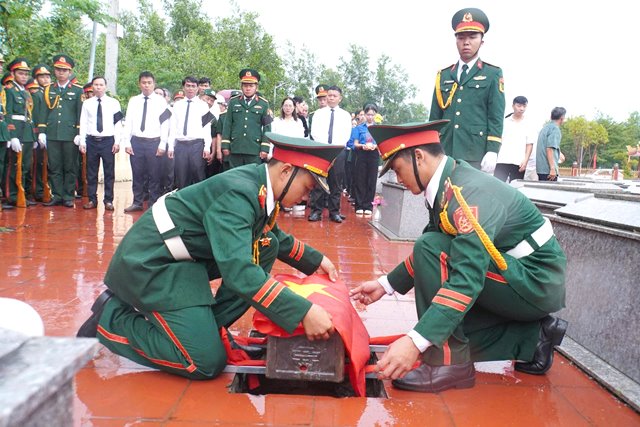 Hài cốt liệt sĩ mới tìm thấy được an táng tại Nghĩa trang liệt sĩ xã Hà Nha. Ảnh: Bộ Chỉ huy Quân sự TP. Đà Nẵng. Hài cốt liệt sĩ mới tìm thấy được an táng tại Nghĩa trang liệt sĩ xã Hà Nha. Ảnh: Bộ Chỉ huy Quân sự TP. Đà Nẵng.
