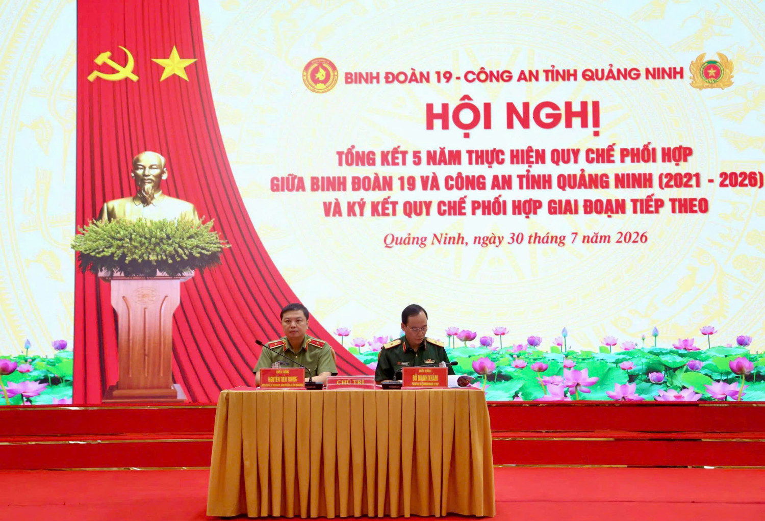 Thiếu tướng Nguyễn Tiến Trung, Uỷ vi&ecirc;n Ban Thường vụ Tỉnh uỷ, Gi&aacute;m đốc C&ocirc;ng an tỉnh Quảng Ninh v&agrave; Thiếu tướng Đỗ Mạnh Khảm, Tư lệnh Binh đo&agrave;n 19 đồng chủ tr&igrave; hội nghị
