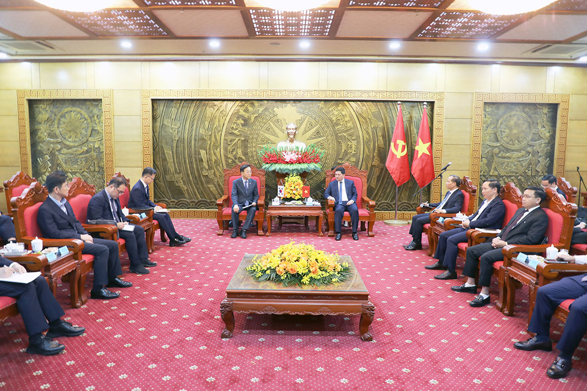 Quang cảnh buổi làm việc. Quang cảnh buổi làm việc.