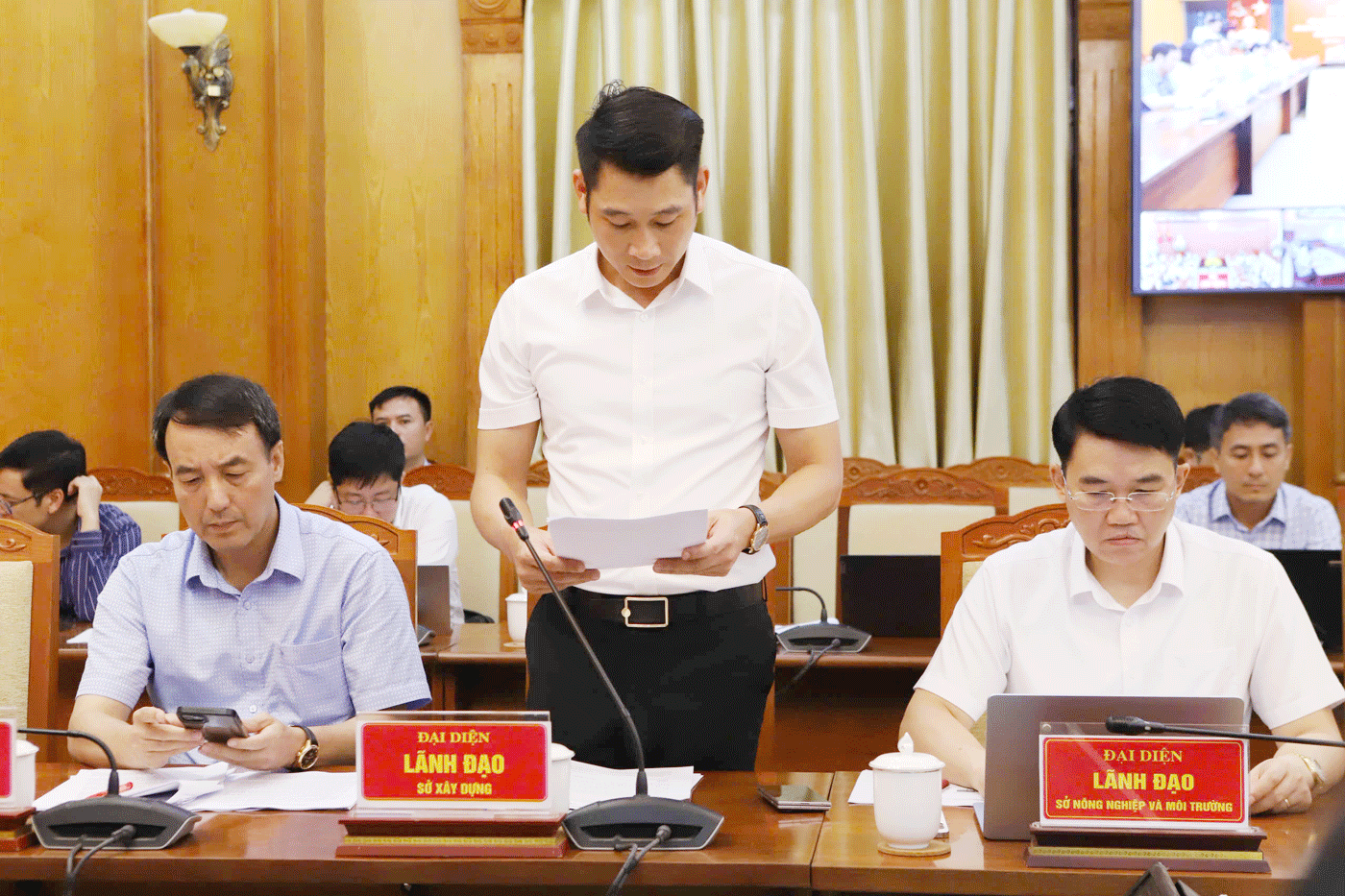 Đại diện lãnh đạo Sở Xây dựng phổ biến nội dung Nghị quyết và hướng dẫn các tiêu chuẩn kỹ thuật, trình tự triển khai công trình. Đại diện lãnh đạo Sở Xây dựng phổ biến nội dung Nghị quyết và hướng dẫn các tiêu chuẩn kỹ thuật, trình tự triển khai công trình.