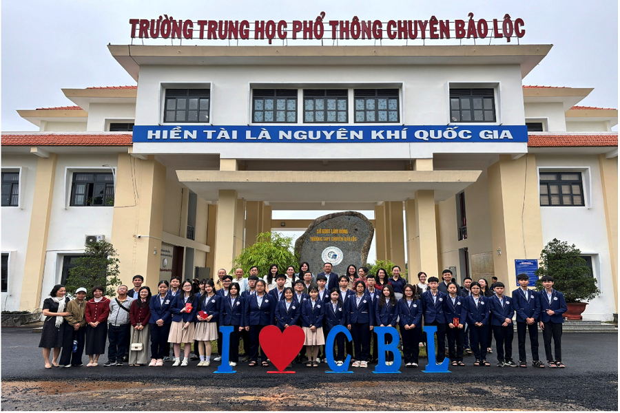 Thầy và trò trường THPT chuyên Bảo Lộc trong lễ ra quân Trại hè phương Nam lần thứ IX năm 2026. (Ảnh: THPT chuyên Bảo Lộc) Thầy và trò trường THPT chuyên Bảo Lộc trong lễ ra quân Trại hè phương Nam lần thứ IX năm 2026. (Ảnh: THPT chuyên Bảo Lộc)