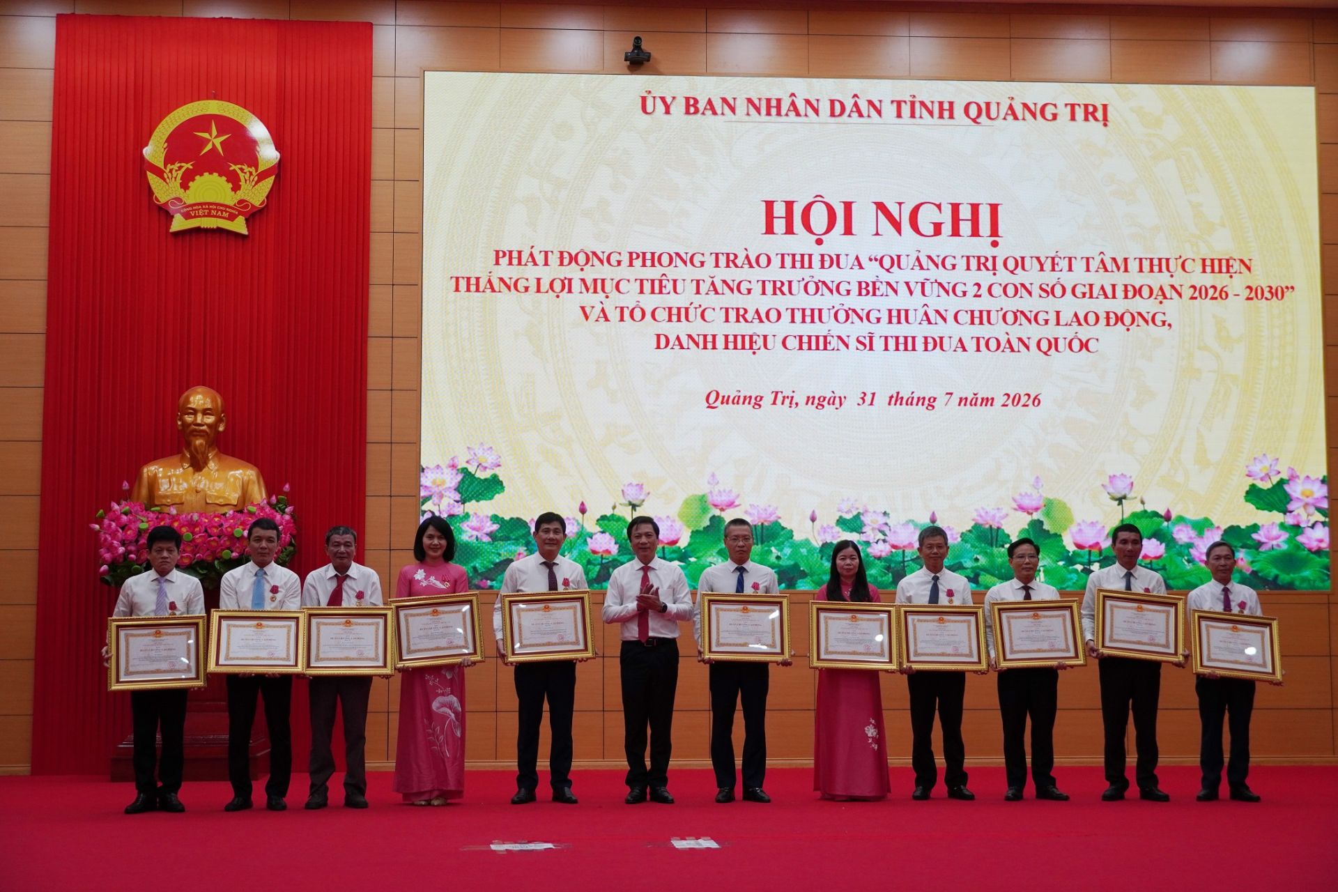 Trao Hu&acirc;n chương cho c&aacute;c tập thể, c&aacute; nh&acirc;n c&oacute; th&agrave;nh t&iacute;ch