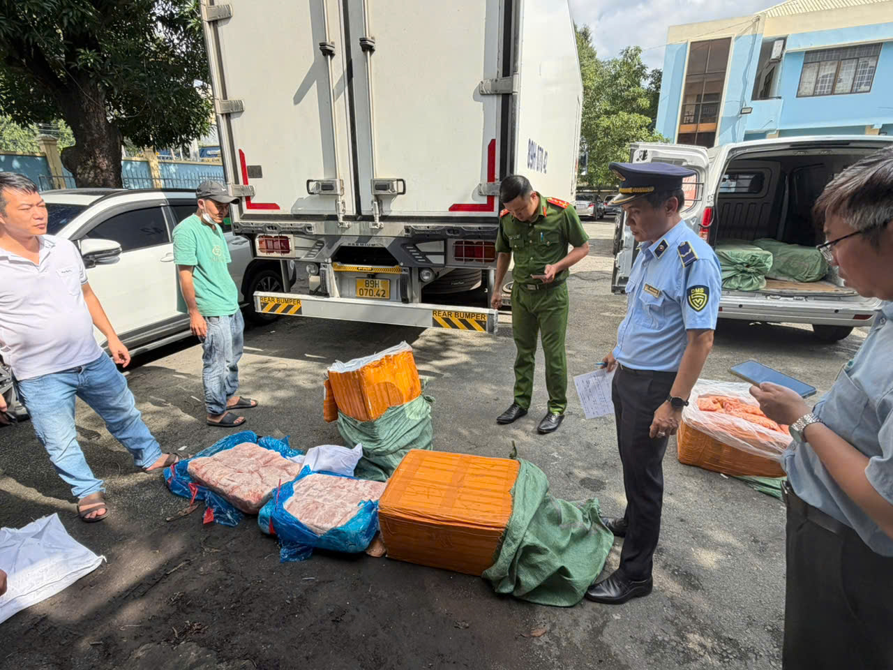 Ảnh: Đội Quản l&yacute; thị trường cơ động phối hợp với lực lượng Cảnh s&aacute;t kinh tế C&ocirc;ng an TP. Đồng Nai kiểm tra h&agrave;ng h&oacute;a tại hiện trường. Ảnh: Th&agrave;nh Đạt