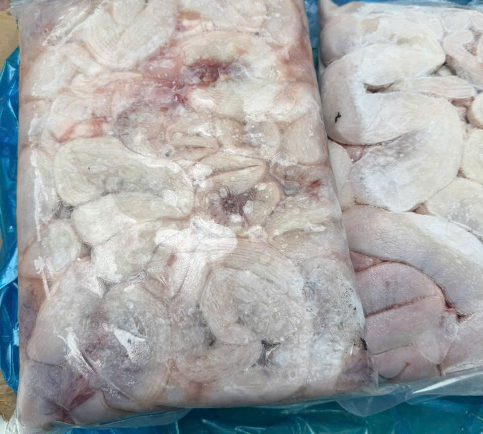 Thực phẩm đ&ocirc;ng lạnh kh&ocirc;ng c&oacute; h&oacute;a đơn, chứng từ v&agrave; giấy chứng nhận kiểm dịch th&uacute; y. Ảnh: Th&agrave;nh Đạt