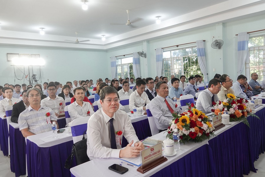 Ủy vi&ecirc;n Ban Thường vụ Tỉnh ủy, Ph&oacute; Chủ tịch UBND tỉnh Nguyễn Hồng Hải c&ugrave;ng l&atilde;nh đạo c&aacute;c sở, ng&agrave;nh dự lễ c&ocirc;ng bố.