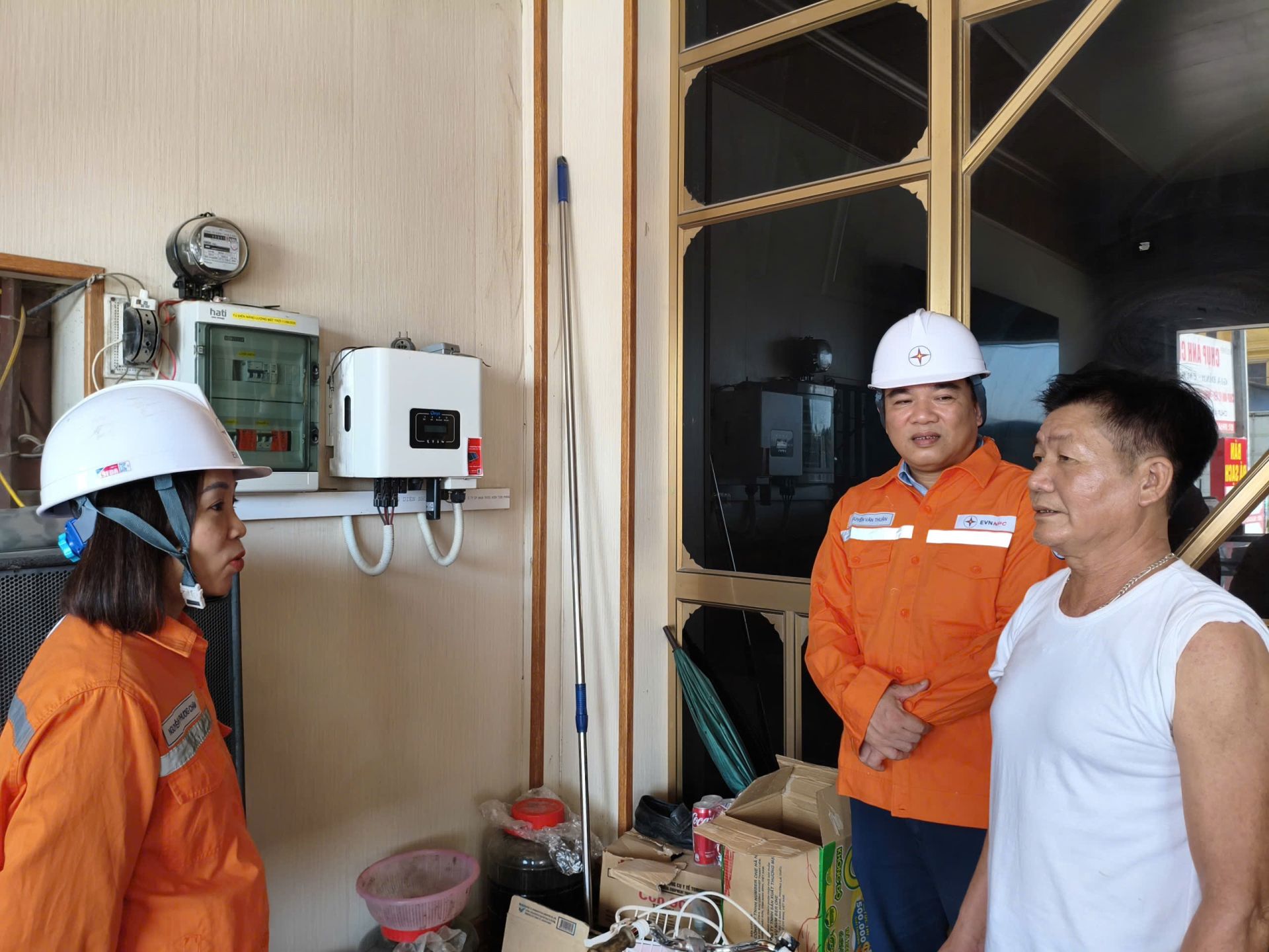 Cán bộ, nhân viên Công ty Điện lực Hưng Yên trao đổi với khách hàng lắp đặt và sử dụng hiệu quả điện mặt trời mái nhà Cán bộ, nhân viên Công ty Điện lực Hưng Yên trao đổi với khách hàng lắp đặt và sử dụng hiệu quả điện mặt trời mái nhà