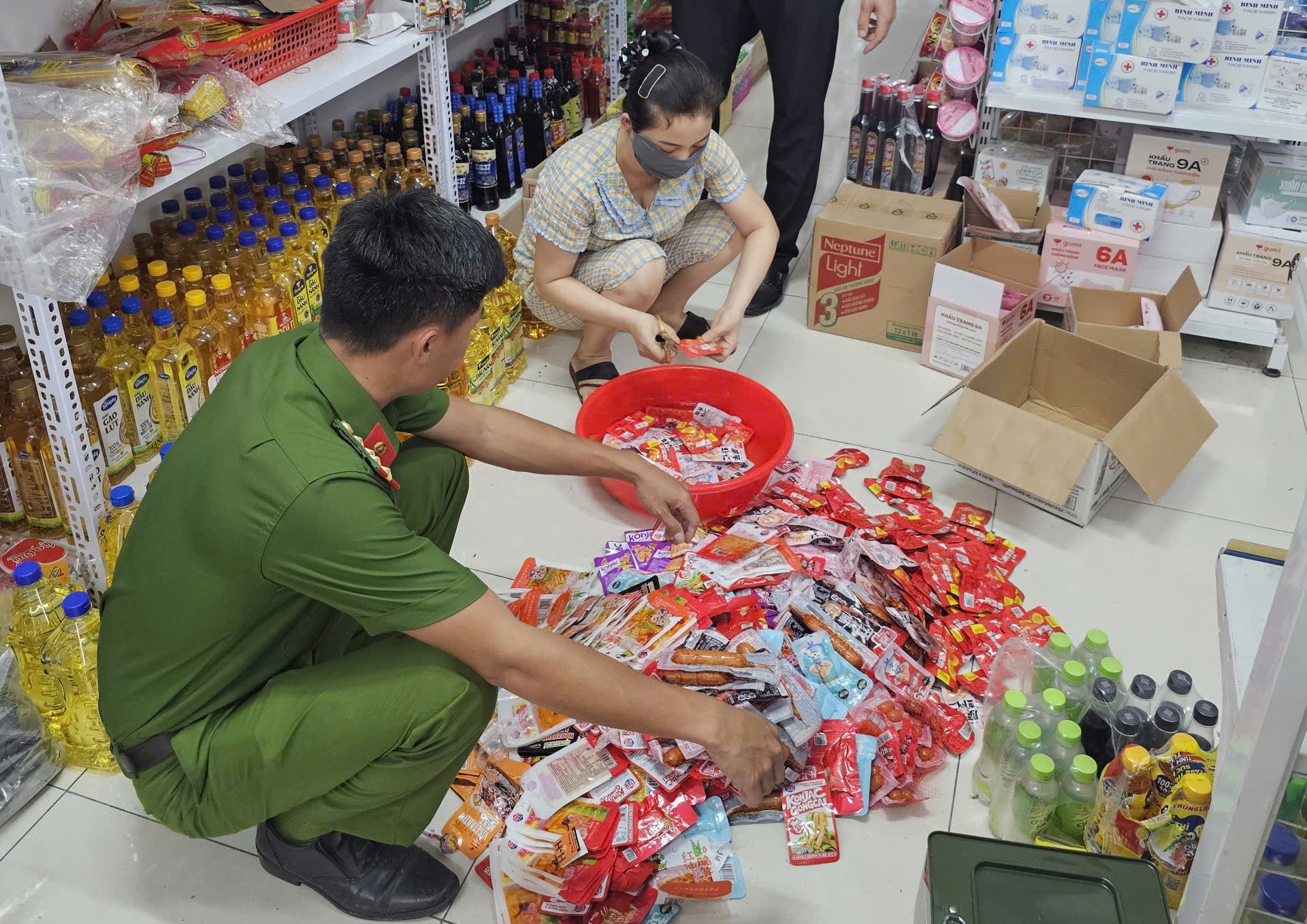 Hưng Yên: Tiêu hủy lô thực phẩm ăn liền không rõ nguồn gốc tại xã A Sào