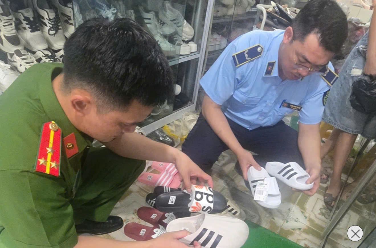Hưng Yên: Xử lý 6 hộ kinh doanh bán hàng giả mạo nhãn hiệu Adidas, Nike