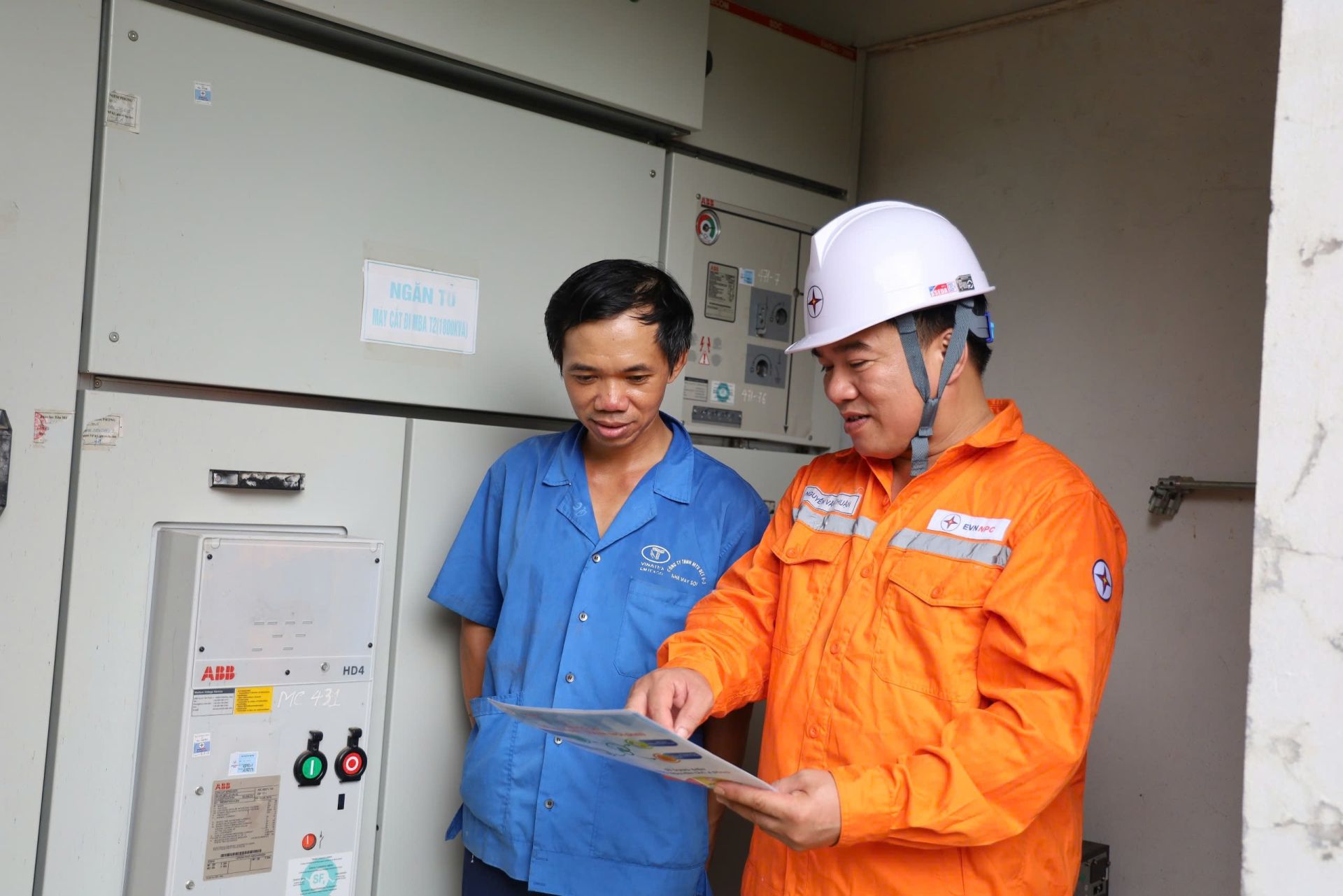 Cán bộ, nhân viên Công ty Điện lực Hưng Yên tuyên truyền đến khách hàng sử dụng điện tiết kiệm, hiệu quả Cán bộ, nhân viên Công ty Điện lực Hưng Yên tuyên truyền đến khách hàng sử dụng điện tiết kiệm, hiệu quả