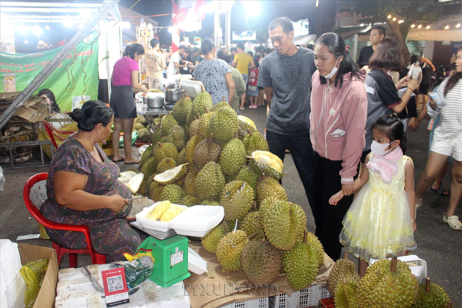 Lễ hội Cầu ngư có không gian bày bán các sản phẩm OCOP, nông sản sạch, sản phẩm đặc trưng của địa phương. (Ảnh: TTXVN) Lễ hội Cầu ngư có không gian bày bán các sản phẩm OCOP, nông sản sạch, sản phẩm đặc trưng của địa phương. (Ảnh: TTXVN)