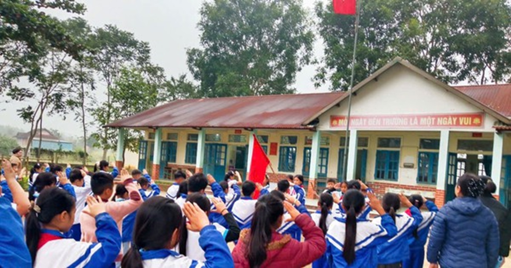 Hiệu trưởng, phó hiệu trưởng trở lại làm giáo viên sau sáp nhập trường học được bảo lưu phụ cấp chức vụ