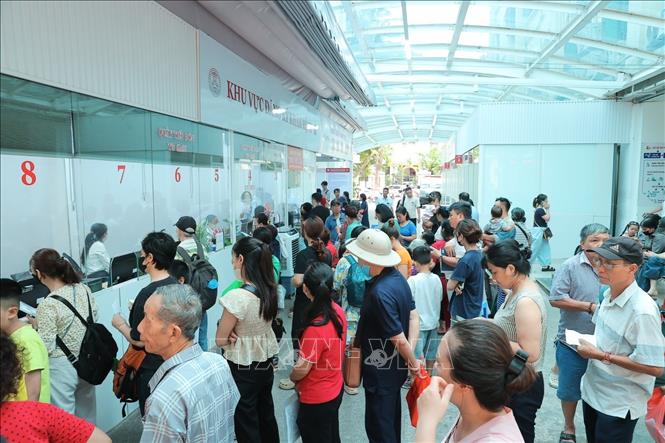 Người dân đăng ký khám bệnh tại bệnh viện đa khoa Xanh Pôn (Hà Nội). Ảnh: Minh Quyết/TTXVN Người dân đăng ký khám bệnh tại bệnh viện đa khoa Xanh Pôn (Hà Nội). Ảnh: Minh Quyết/TTXVN