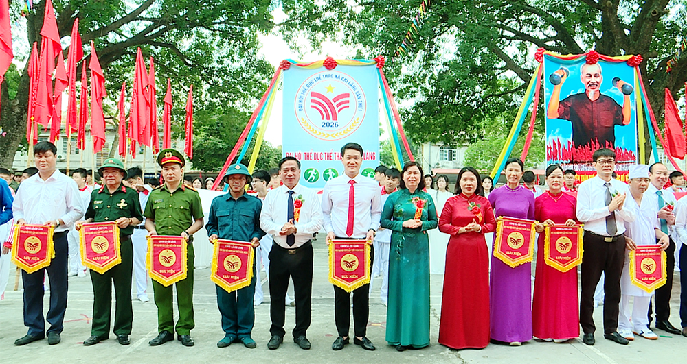 Đại biểu tặng cờ lưu niệm cho c&aacute;c khối tham gia lễ khai mạc Đại hội Thể dục thể thao x&atilde; Chi Lăng.