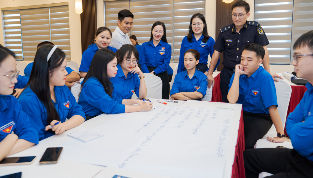 Lớp tập huấn diễn ra sôi nổi với các hoạt động thảo luận, thực hành nhóm Lớp tập huấn diễn ra sôi nổi với các hoạt động thảo luận, thực hành nhóm