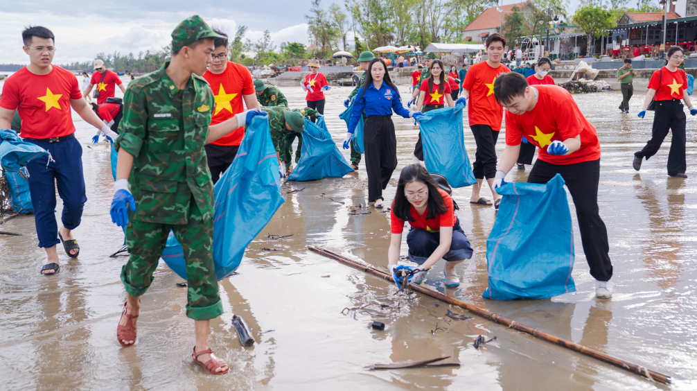 Đoàn Thanh niên UBND tỉnh Quảng Ninh phối hợp với các đơn vị Đoàn tổ chức ra quân “Hãy làm sạch biển” tại bãi biển Trà Cổ Đoàn Thanh niên UBND tỉnh Quảng Ninh phối hợp với các đơn vị Đoàn tổ chức ra quân “Hãy làm sạch biển” tại bãi biển Trà Cổ