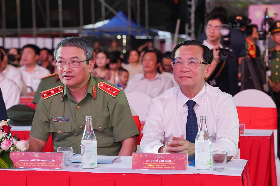 Đồng chí Hồ Văn Mười - Ủy viên Ban Chấp hành Trung ương Đảng, Phó Bí thư Tỉnh ủy, Chủ tịch UBND tỉnh và đồng chí Trung tướng Nguyễn Ngọc Toàn - Phó Chủ tịch Hiệp hội Thể thao Công an nhân dân Việt Nam tham dự Đồng chí Hồ Văn Mười - Ủy viên Ban Chấp hành Trung ương Đảng, Phó Bí thư Tỉnh ủy, Chủ tịch UBND tỉnh và đồng chí Trung tướng Nguyễn Ngọc Toàn - Phó Chủ tịch Hiệp hội Thể thao Công an nhân dân Việt Nam tham dự