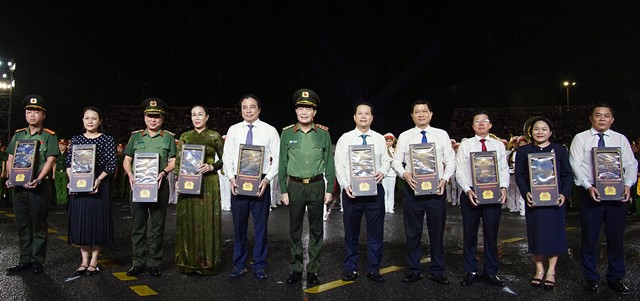 Thượng tướng L&ecirc; Quốc H&ugrave;ng tặng qu&agrave; lưu niệm của Bộ trưởng Bộ C&ocirc;ng an cho c&aacute;c đại biểu l&atilde;nh đạo th&agrave;nh phố.