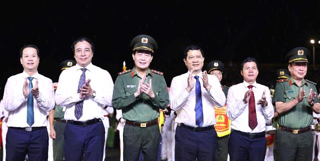 L&atilde;nh đạo HĐND TP. Đ&agrave; Nẵng tặng cờ lưu niệm v&agrave; trao hoa cho c&aacute;c đội tuyển tại lễ khai mạc.