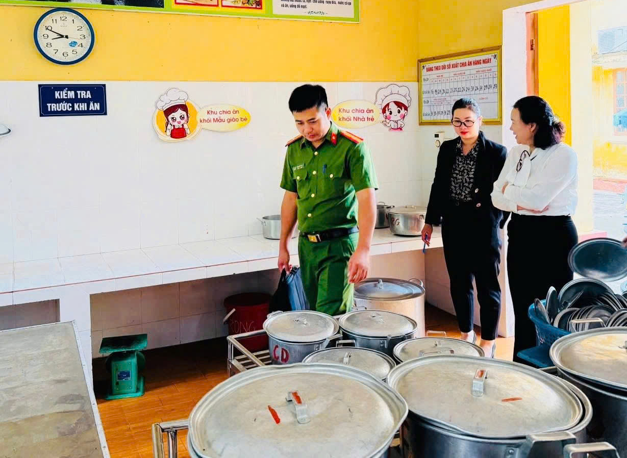 Lực lượng chức năng tỉnh L&agrave;o Cai tăng cường kiểm tra, bảo đảm an to&agrave;n thực phẩm tại bếp ăn tập thể, trường học