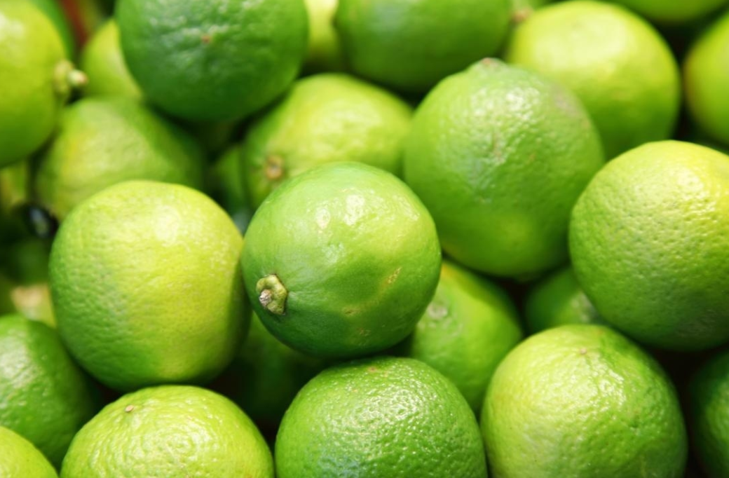 Chanh: Nguồn vitamin C dồi dào, hỗ trợ hấp thu sắt và bảo vệ tim mạch