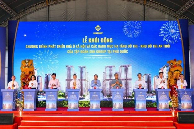 C&aacute;c đại biểu thực hiện nghi thức khởi động dự &aacute;n. Ảnh: &Aacute;nh Dương