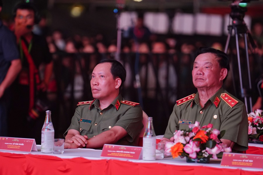 Thượng tướng Lê Văn Tuyến - Ủy viên Trung ương Đảng, Thứ trưởng Bộ Công an (trái) tham dự. Thượng tướng Lê Văn Tuyến - Ủy viên Trung ương Đảng, Thứ trưởng Bộ Công an (trái) tham dự.