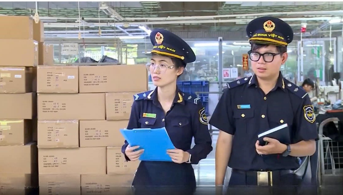 Hoạt động nghiệp vụ của công chức Chi cục Hải quan khu vực XVII. Ảnh: kv17.customs.gov.vn Hoạt động nghiệp vụ của công chức Chi cục Hải quan khu vực XVII. Ảnh: kv17.customs.gov.vn